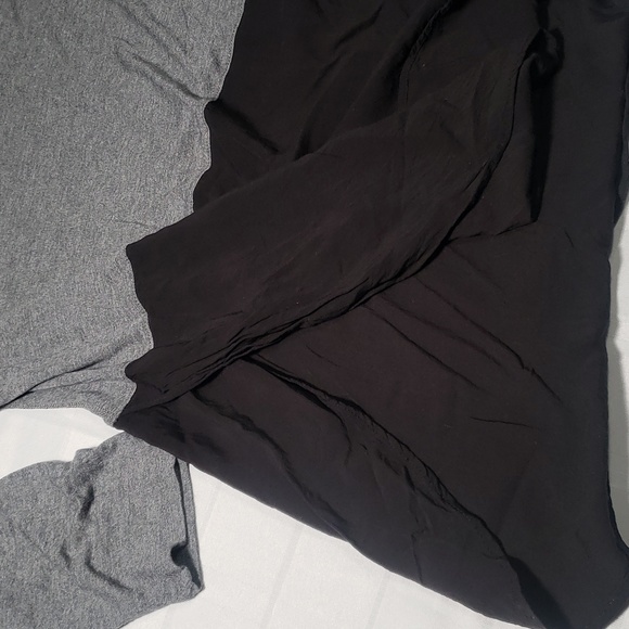 Two by Vince Camuto grey and Black top in large - Picture 4 of 7